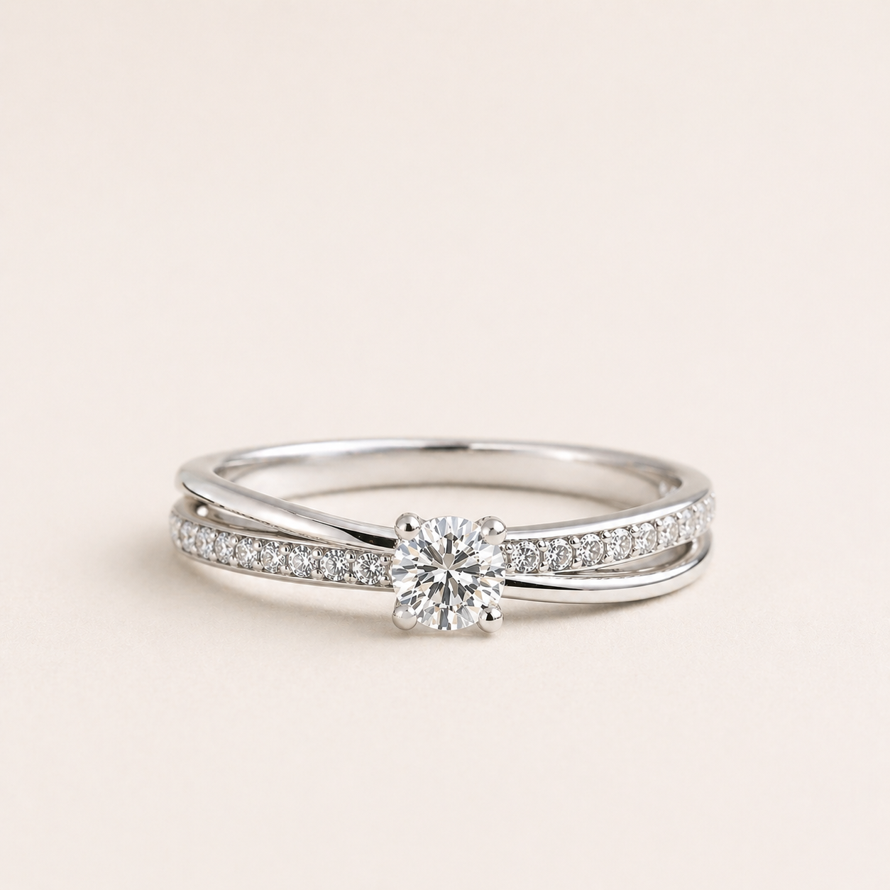 Anello Solitario con Pavè diamantato